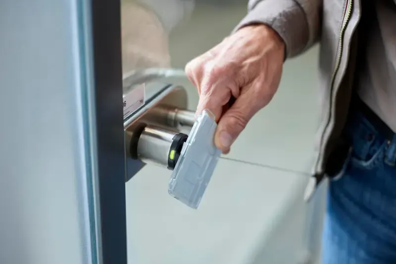 Einbrecher beim Aufhebeln einer Tür mit einem Brecheisen